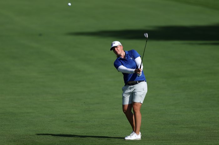 Approche depuis le fairway, polo bleu