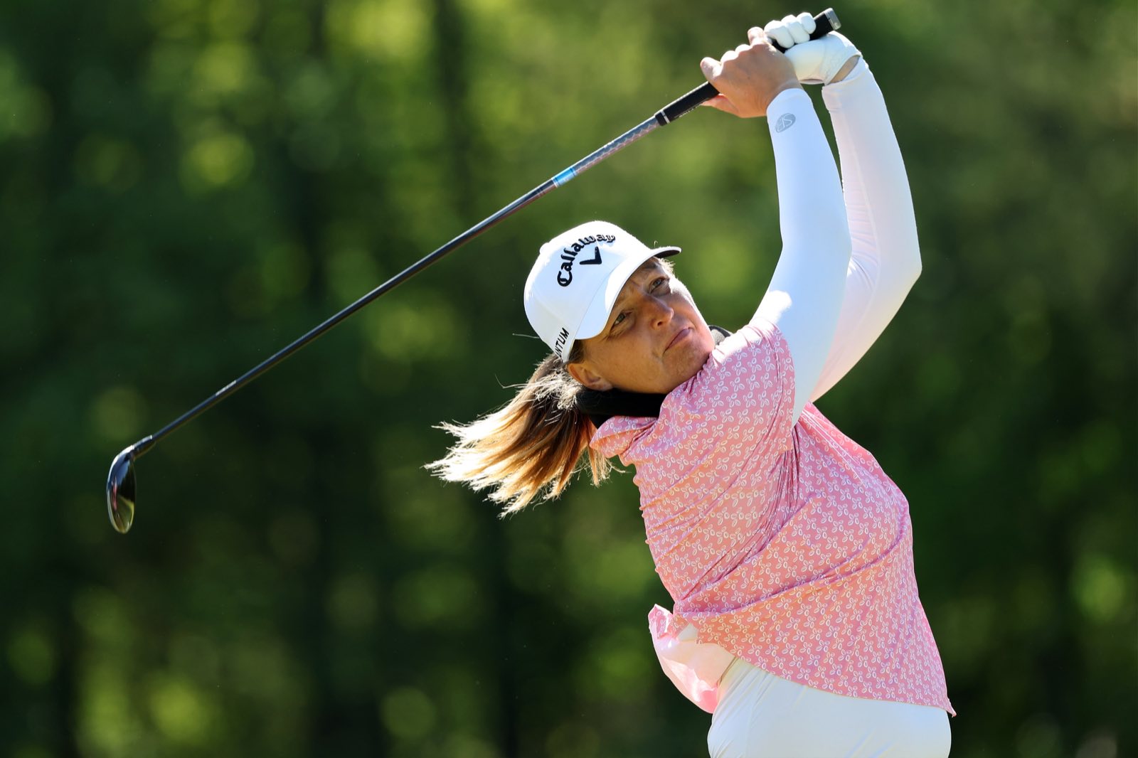 Swing au driver, contre-jour