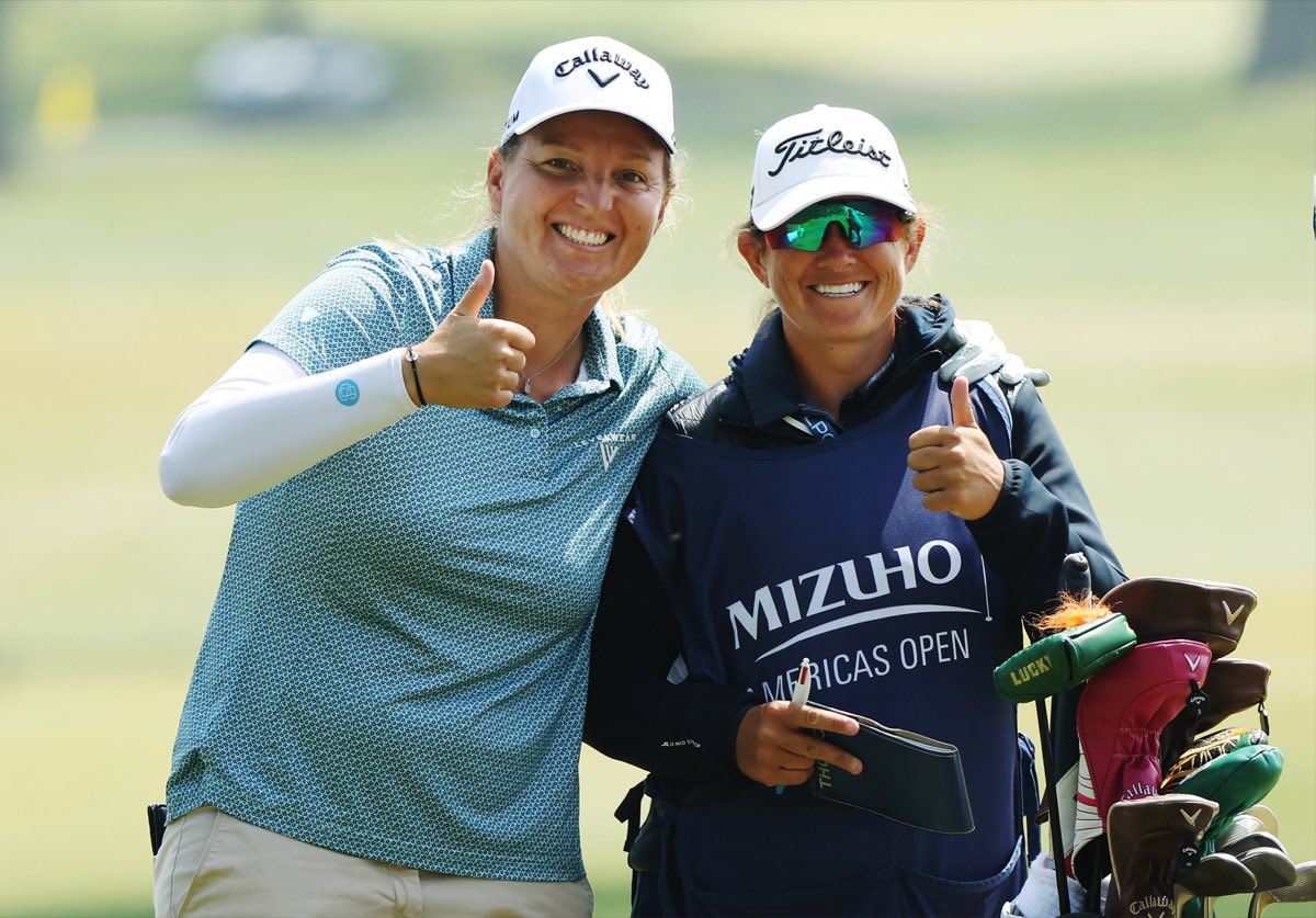 Perrine et sa caddie, pouces levés, au Mizuho Americas Open